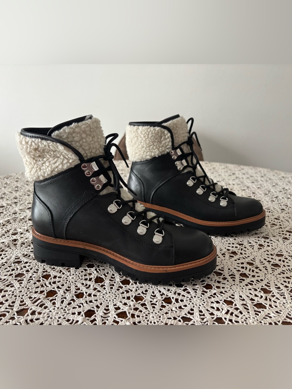 Marc Fisher Casual women 8M combat leather Sherpa lined lace up boot.